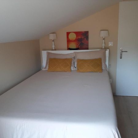 Logement Confortable Dans Residence Privee A Amplepuis Exterior photo