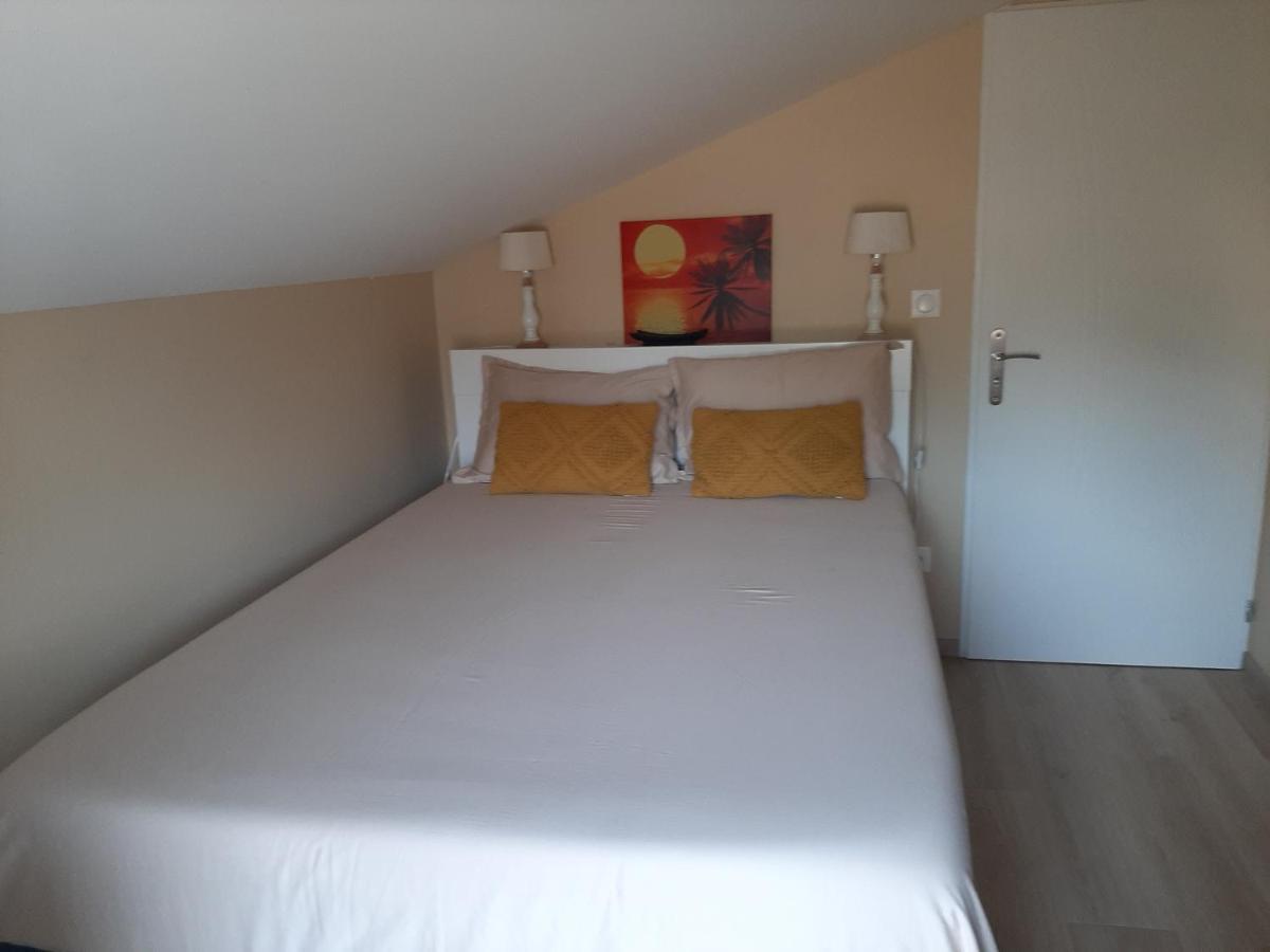 Logement Confortable Dans Residence Privee A Amplepuis Exterior photo