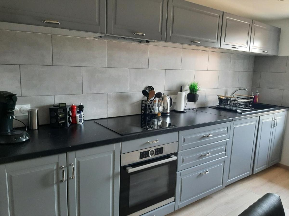 Logement Confortable Dans Residence Privee A Amplepuis Exterior photo