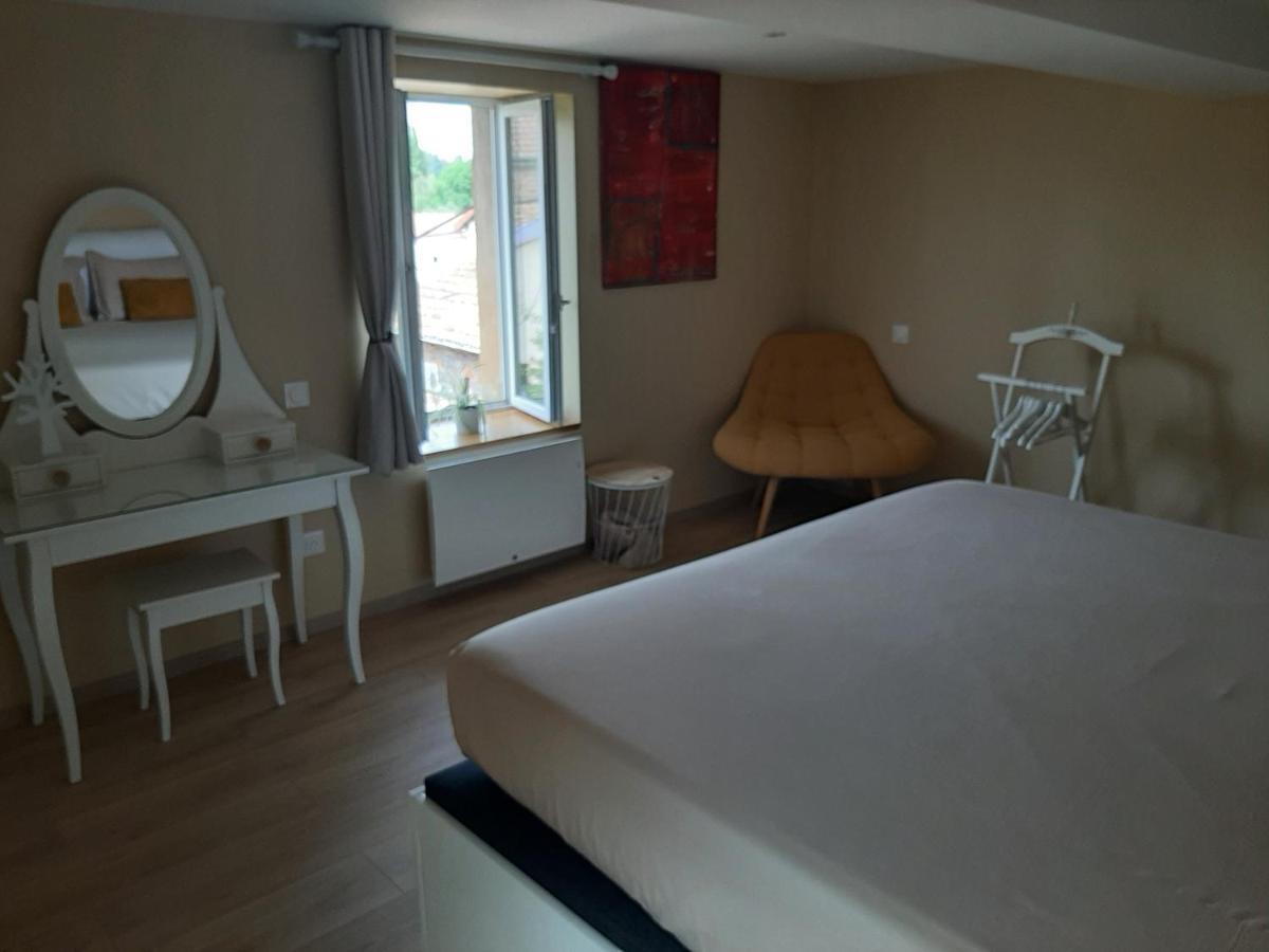 Logement Confortable Dans Residence Privee A Amplepuis Exterior photo